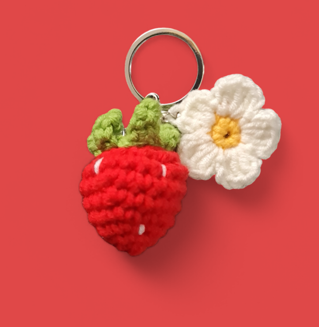 🍓 Porte-Clés Fraise au Crochet – Fait Main avec Fleur Blanche 🌿
