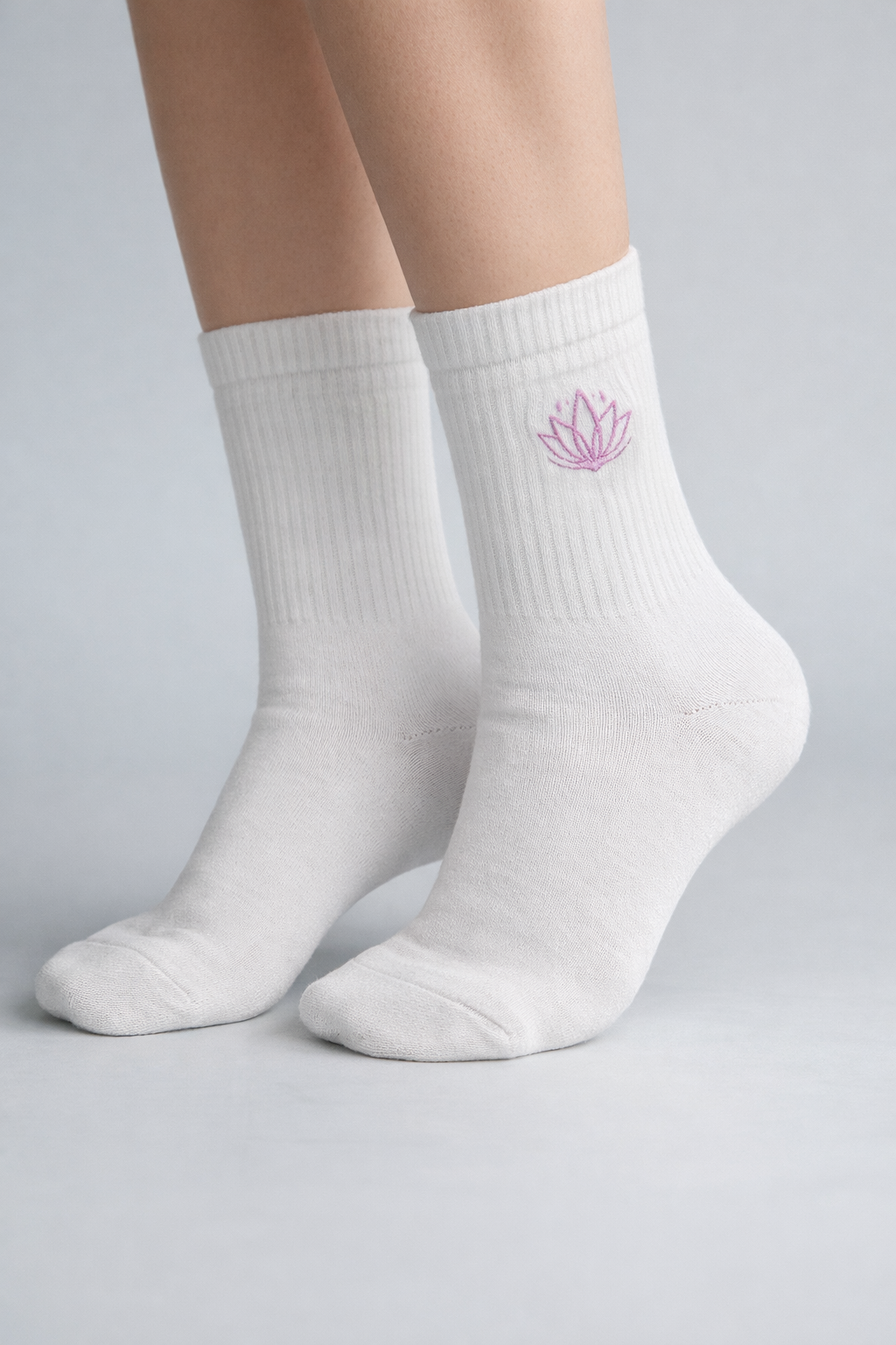 Chaussettes blanches mi-mollet avec broderie fleur de lotus. 🌸