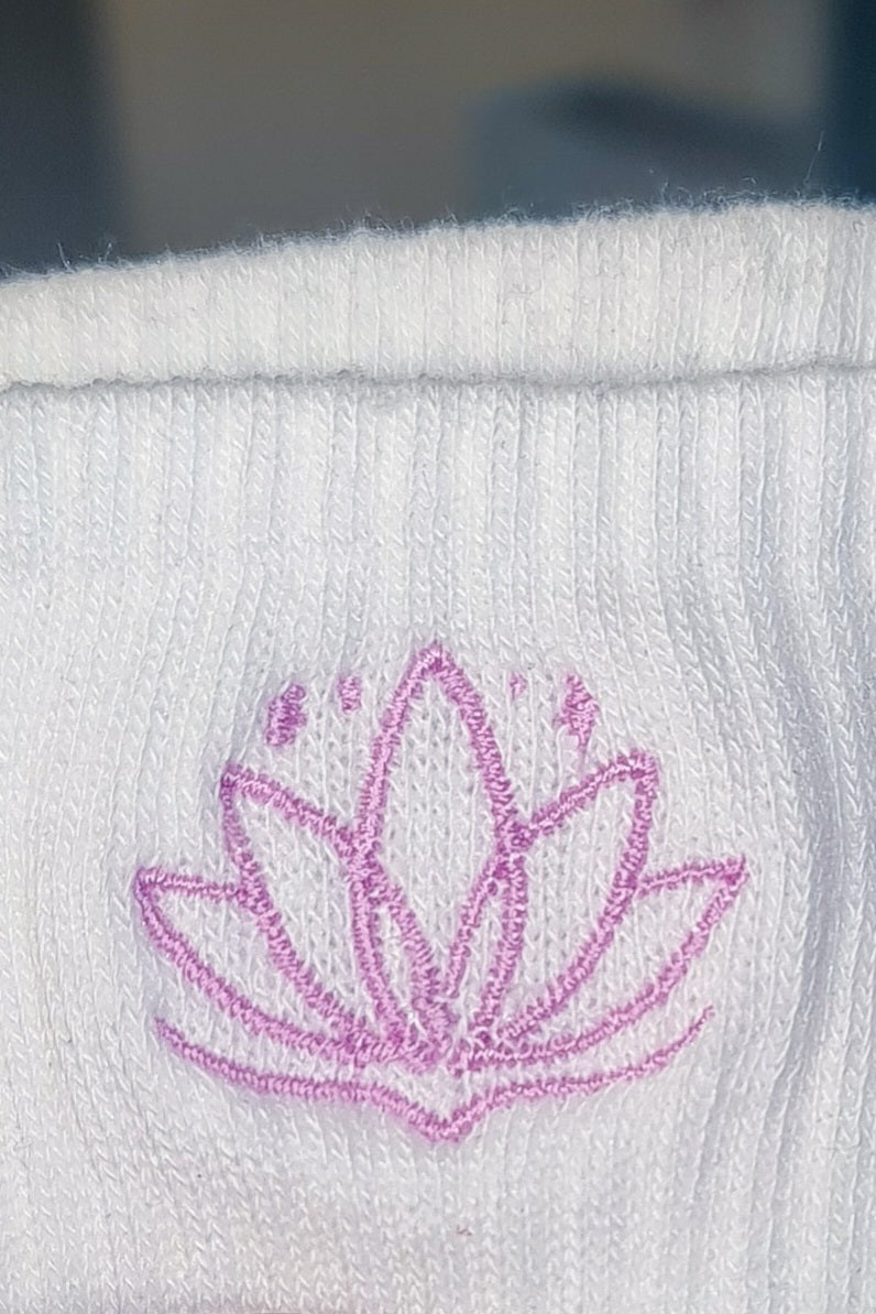 Chaussettes blanches mi-mollet avec broderie fleur de lotus. 🌸