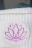 Chaussettes blanches mi-mollet avec broderie fleur de lotus. 🌸